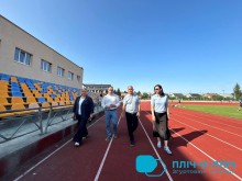 Начальник Покровської міської військової адміністрації Сергій Добряк та інші члени делегації на спортивному стадіоні.