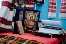 Ікони та церковні книги на столі