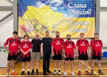 Команда Донбаської державної машинобудівної академії з футзалу на фоні банеру «Слава Україні! Героям Слава!»
