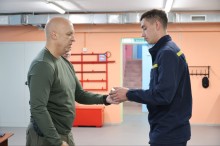 Вадим Філашкін нагороджує рятувальників Донеччини