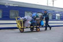 Представник ДСНС везе речі на пероні