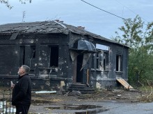 Чоловік дивиться на пошкоджений будинок
