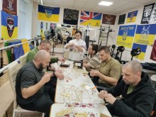 Захисники виготовляють Різдвяних павуків з соломи