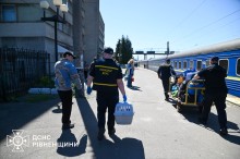 Рятувальники зустрічають людей з евакуаційного потяга, який придув до Рівненської області