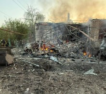 Зруйнована будівля після ворожого обстрілу
