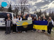 Спільне фото дітей в Австрії, попереду тримають прапори України та Донеччини.