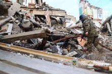 Службова собака допомогає рятувати людей які можуть бути під завалами.