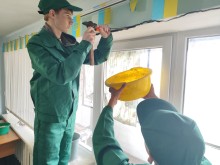 Майбутні штукатури під час ремонту навчальних приміщень у межах виробничого навчання
