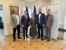 Делегація стоїть біля прапорів Чехії , України та Євросоюзу.