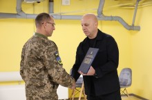 Вадим Філашкін нагороджує захисника Донеччини