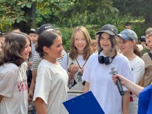 Учасники інтерактивних ігор відповідають на питання у мікрофон