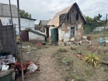Зруйноване подвір'я після ворожого обстрілу