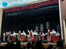 Виступ творчого колективу в національних костюмах