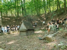Учасники наметового табору «Теренова гра імені отаманів Холодного Яру» беруть участь у гутірці на території заповідної зони Холодний Яр.