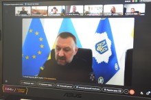 Представник ДСНС розповідає про стан евакуації на задньому плані прапори України, ЄС та Міністерства МВС.