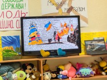 Екран монітора. Внизу на поличках знаходяться м'які іграшки різного кольору. На екрані презентація роботи. Знизу монітора серця жовтого та блакитного кольорів.