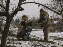 Бійці 4-ї механізованої бригади зводять антидронові сітки над населеним пунктом Донеччини