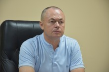 Заступник голови Донеччини Ігор Бойко на нараді, сидить за столом та уважно слухає.