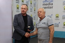 Ігор Бойко вручає директору підприємства подарунок (годинник) від голови Донецької ОДА