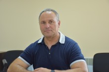 Володимир Мицик на робочій нараді. Сидить за столом.
