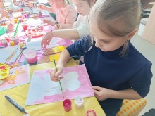 Діти під час творчого заняття гуртка образотворчого мистецтва "Берегиня" Донецького обласного палацу дитячої та юнацької творчості