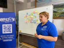 Працівниця "Проліски" стоїть перед білою дошкою зі стікерами в центрі "Миразом"