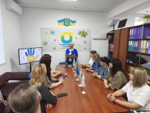 Учасники тематичних заходів «Демократія - це мистецтво мислити самостійно, але разом», «Здоровʹя, безпека та добробут» пригадали ключові принципи демократії та демократичного суспільства, обговорили важливе питання – підтримка здоровʹя, в тому числі і ментального, у  гуманітарному ХАБі Очеретинської територіальної громади (м. Кам’янське)