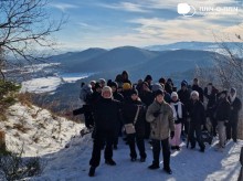 Делегація українських дітей на вершині засніженої гори