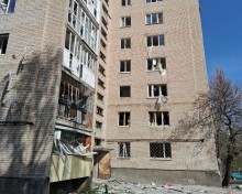 Пошкоджений будинок після ворожого обстрілу