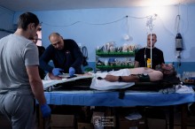 Підготовка до операції пораненого бійця.