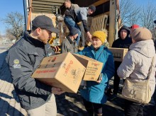 Представники Благодійної організації Благодійного фонду «GLOBAL EMPOWERMENT MISSION» GEM на постійній основі забезпечують мешканців Донеччини продуктовими наборами та питною водою, самостійно доставляючи допомогу у найвіддаленіші куточки області
