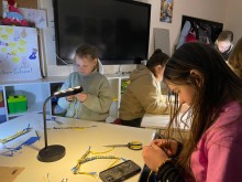 Вихованці Донецького обласного центру туризму та краєзнавства виготовляють подарунки для українських військових