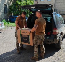 Військові розвантажують передане обладнання