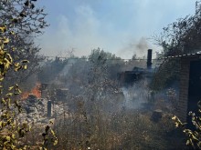 Згарище на подвір'ї та зруйнований будинок