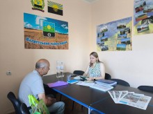 Фахівчиня з питань соціального захисту населення надає консультації  внутрішньо перемішеній особі з Донецької області на базі консультативно-координаційного центру підтримки населення  «Бахмутський район єднає»  у      м. Вінниця.