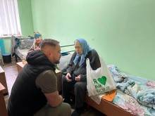 Представник Часовоярської МВА спілкується з мешканкою Будинку ветеранів