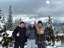 Родина ветерана на курорті Драгобрат. Спільне фото сім'ї,всі тримають великий палець угору.