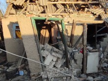 Зруйнований двір після ворожого обстрілу