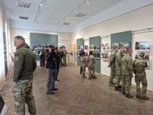 Військовослужбовці переглядають представлені картини