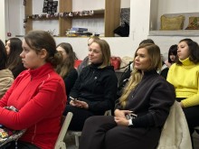 Представники громад та молодіжної ради сидять у залі.