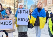 Учасники акції тримають букви Діти та прапори України
