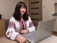 Учасниця онлайнового заходу сидить перед ноутбуком