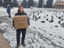 Передача населенню, яке постраждало внаслідок військових дій продуктових та гігієнічних наборів, питної води