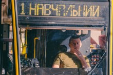 Ветеран з Донеччни сидить за кермом трамвая