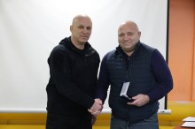 Вадим Філашкін нагороджує газовика нагрудним знаком