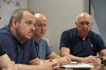 Медики та заступники начальника Краматорської міської військової адміністрації сидять за столом