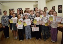Вихованці та викладачі Донецького обласного центру туризму та краєзнавства учнівської молоді під час проведення виставки "Мистецький дивосвіт"