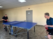 Чоловіки грають у настільний теніс
