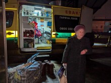 Евакуація літньої жінки спеціальним транспортом для перевезення маломобільних людей