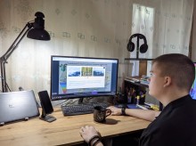 Підліток сидить перед ноутбуком на спільному онлайновому заході